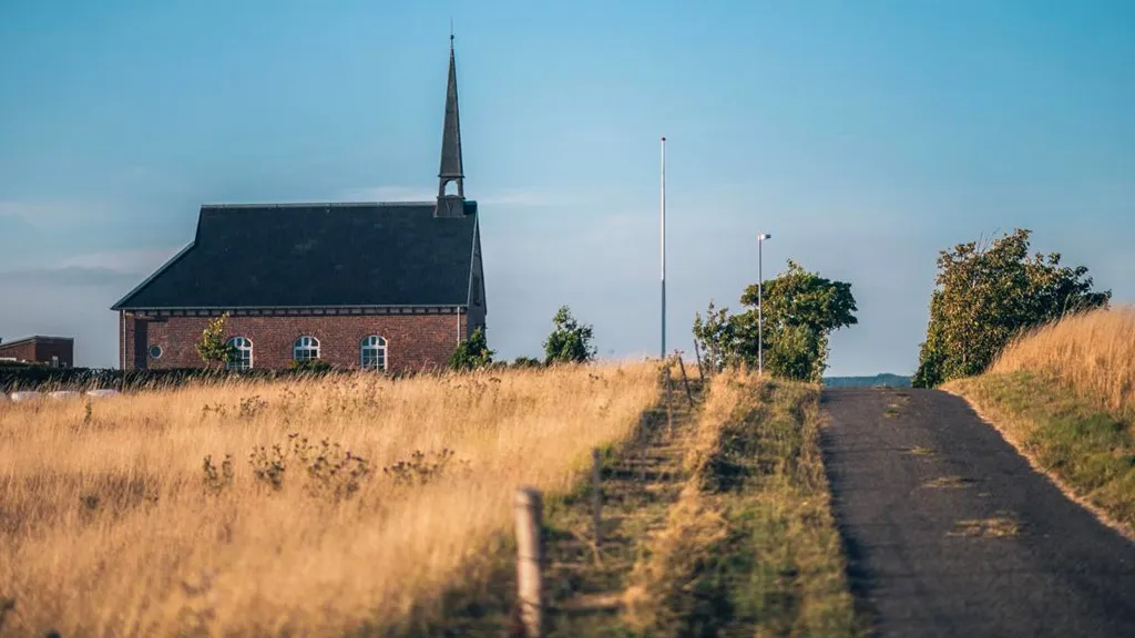 Kornmarker foran kirke på Skarø