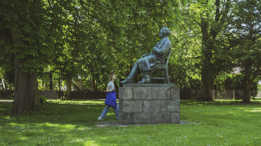  Statue af Anders Sandøe