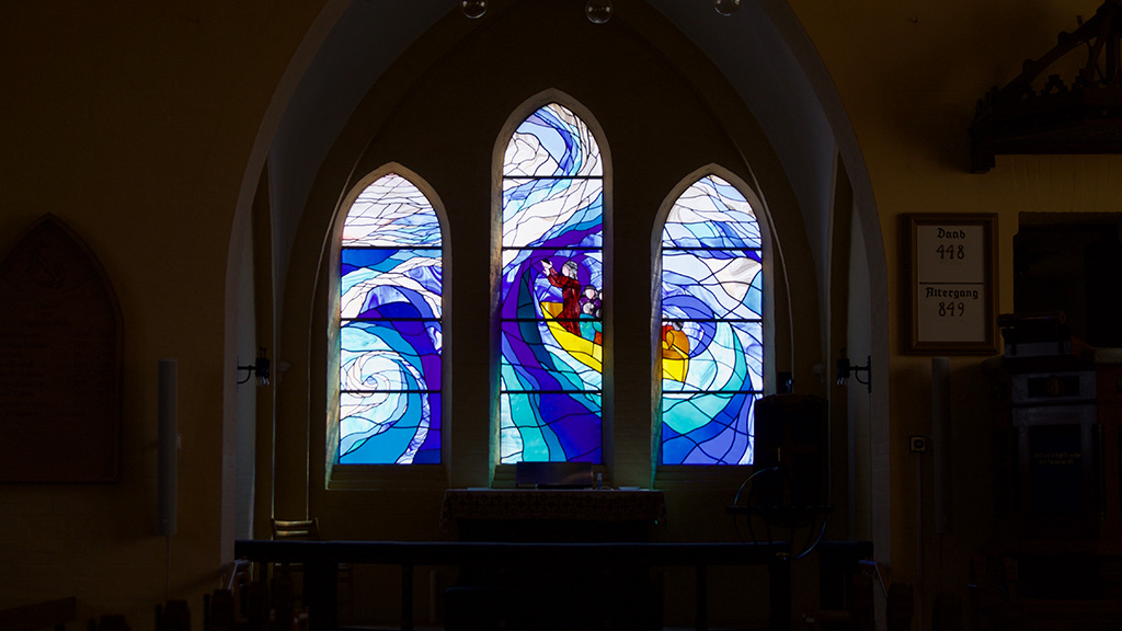 Glas mosaik i Bagenkop Kirke - kunst på Langeland