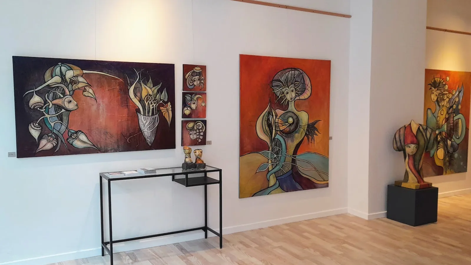 Besøg den farverige kunstner Henriette Lorentz i hendes galleri centralt i Rudkøbing - Langeland Kunstnernes Ø