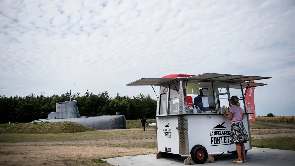 Visit Langelandsfortets Pølsevogn and taste a genuine Langelands sausage.
