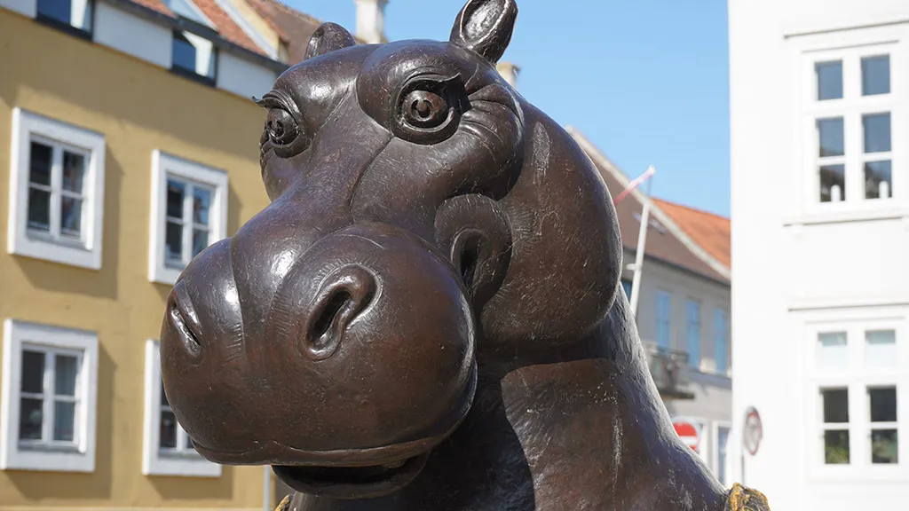 Bjørn Okholm Skaarup's Hippo Ballerina on Langeland combines elegance and satire – located in the heart of Rudkøbing's historic town centre.