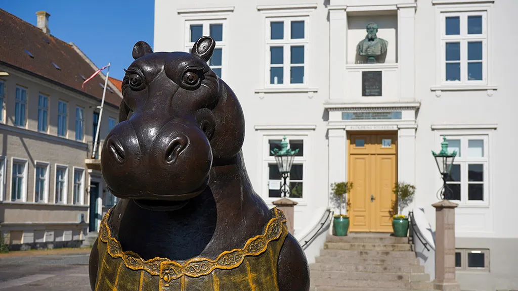The sculpture Hippo Ballerina is Bjørn Okholm Skaarup's tribute to humour and classical ballet – now on display in the square in Rudkøbing, Langeland.
