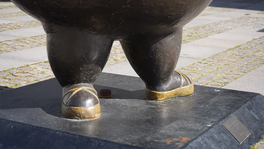 Hippo Ballerina by Bjørn Okholm Skaarup in bronze and balance.