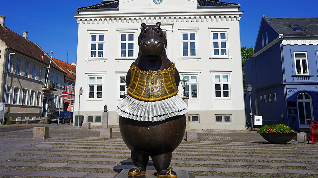 The bronze sculpture Hippo Ballerina by Danish sculptor Bjørn Okholm Skaarup, exhibited centrally in Rudkøbing on Langeland.