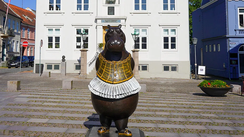 Hippo Ballerina by Bjørn Okholm Skaarup in the square in Rudkøbing, Langeland – a playful bronze sculpture with cultural gravitas