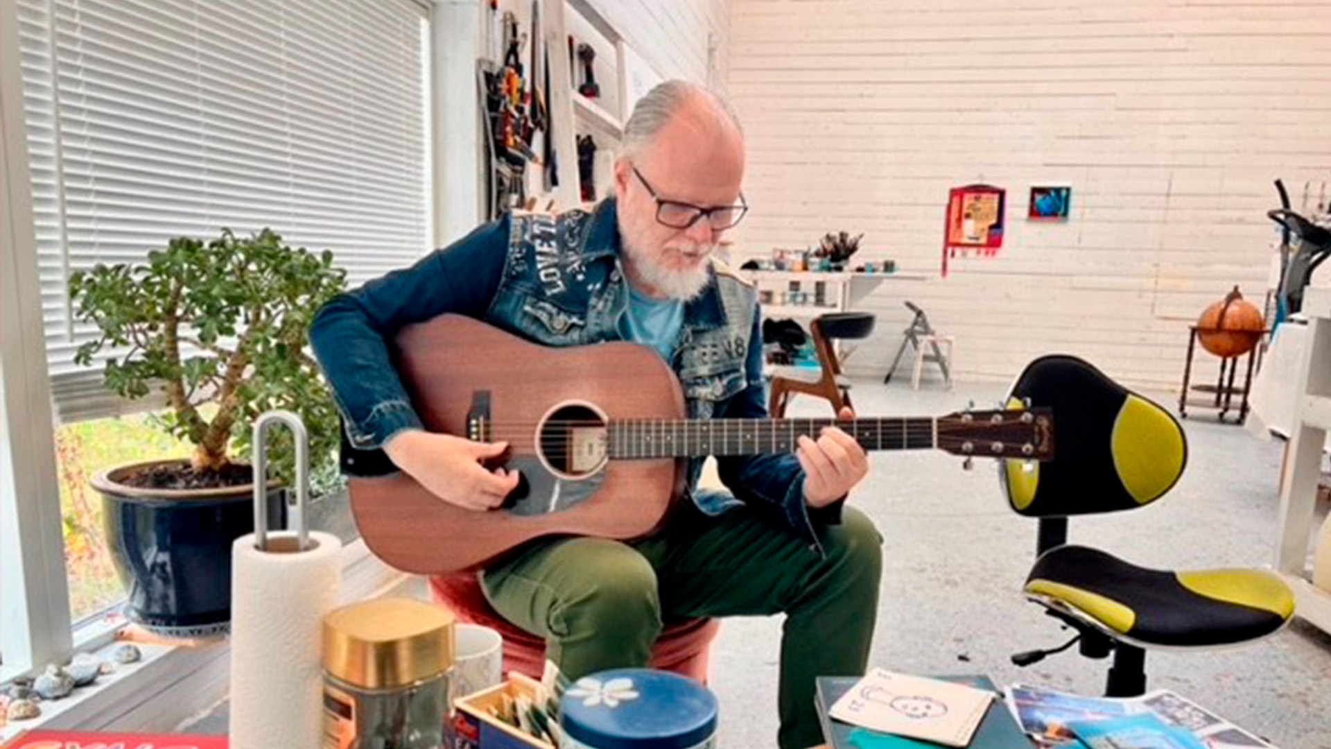 Bjørn Eriksen with his guitar