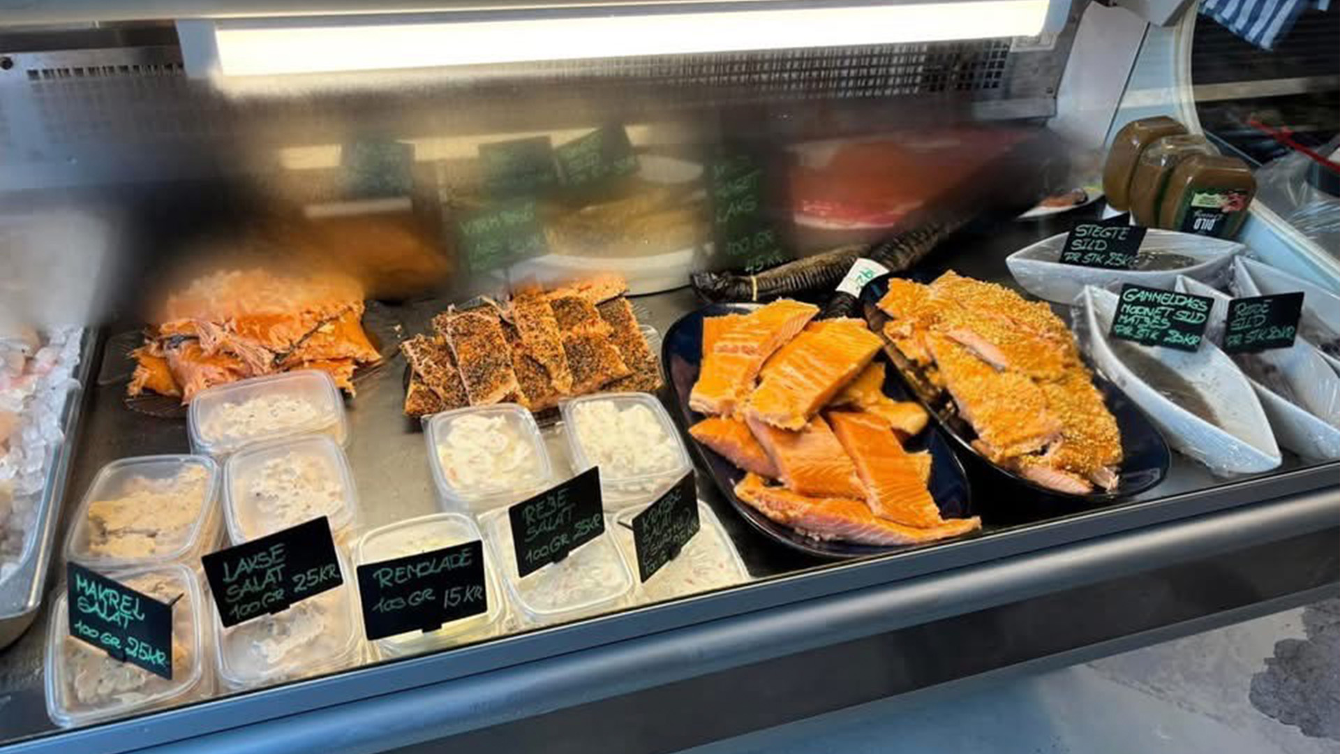 Kühlregal im Laden Fiski