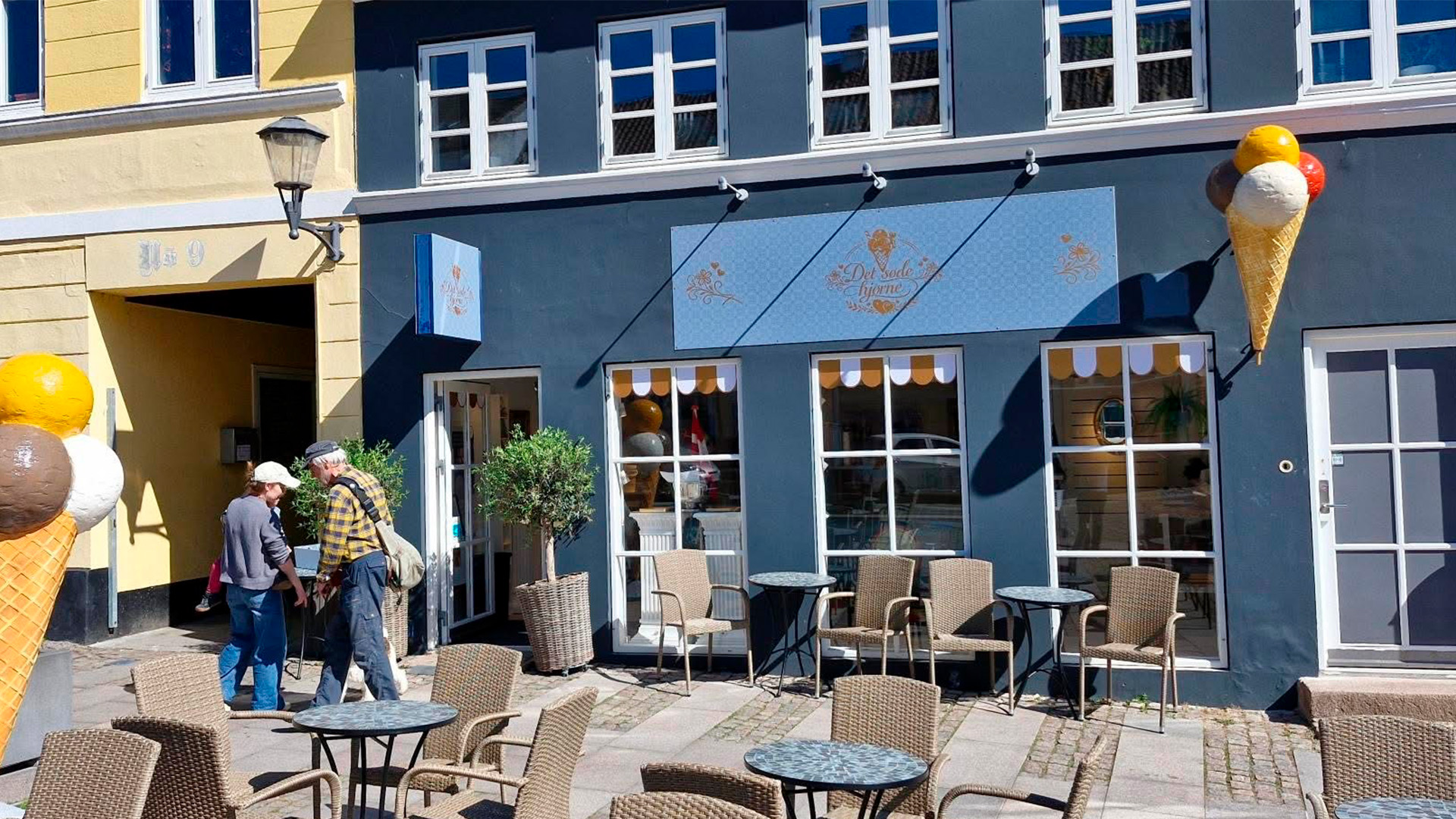Bord og stole foran isbutikken