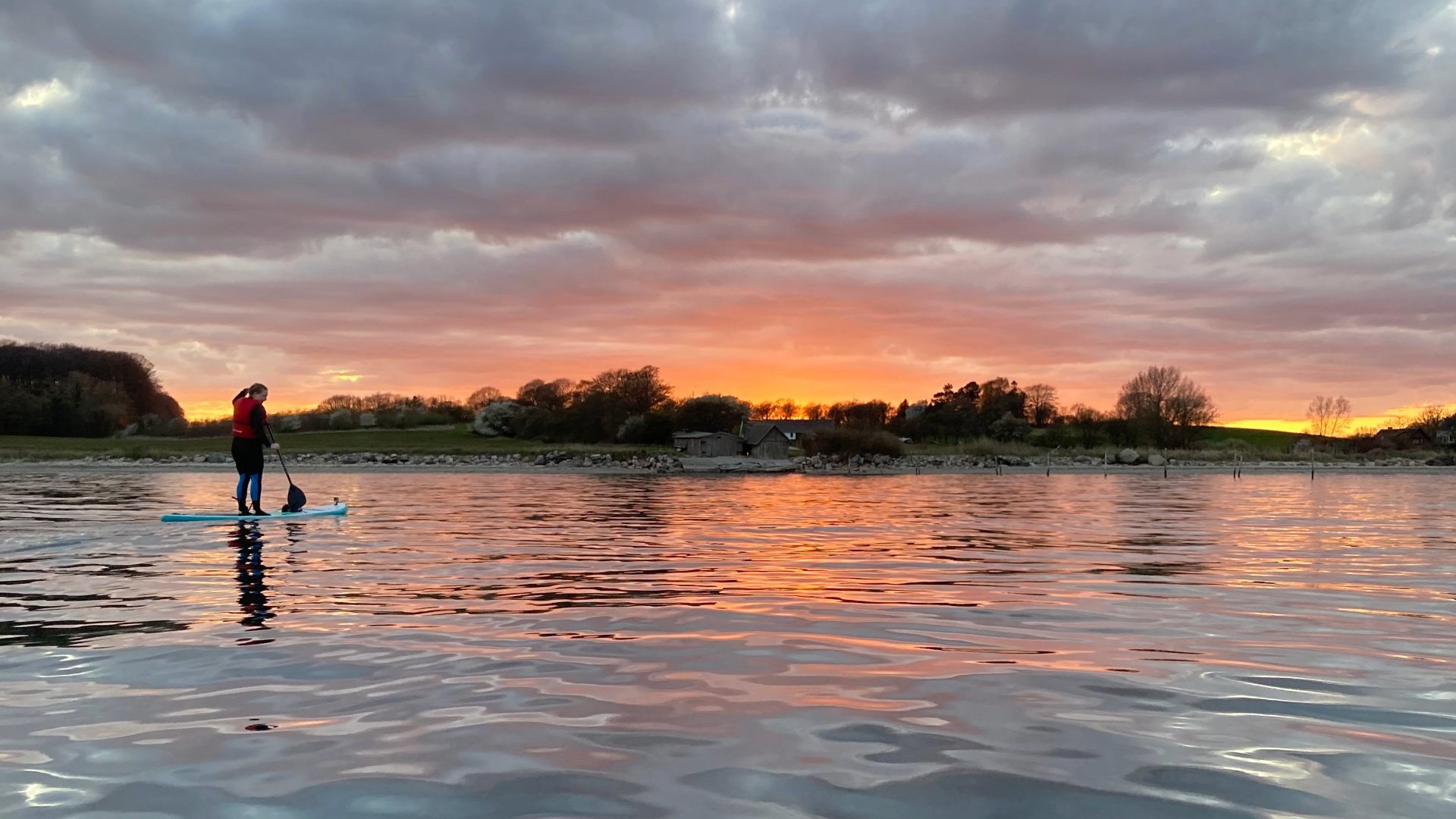 SUP-Board bei Sonnenuntergang auf Langeland