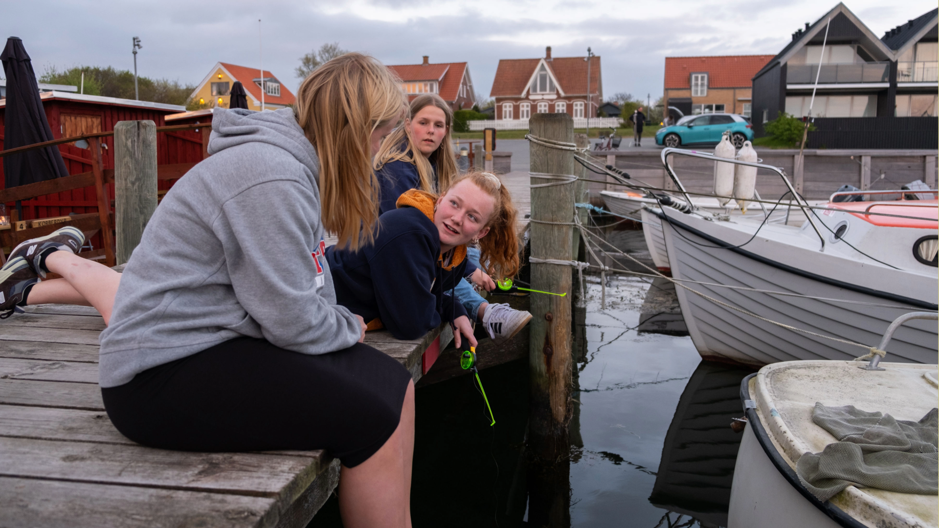 Mädchen fangen Krabben im Hafen von Lohals