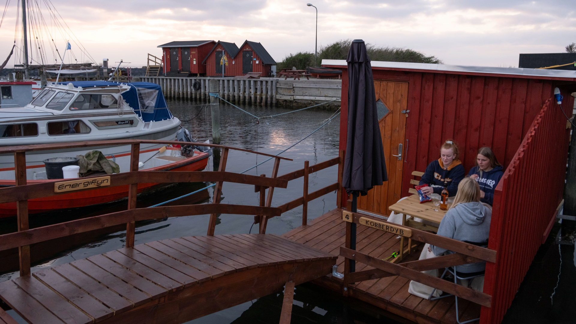 Mädchen in schwimmenden Notunterkünften in Lohals