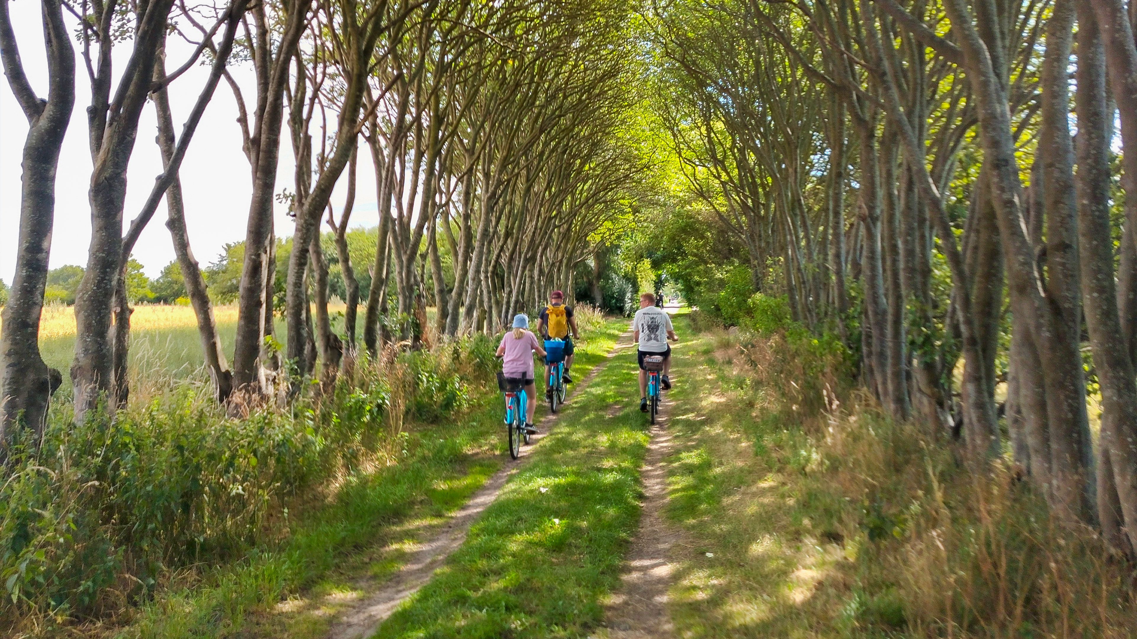 A cycle ride along a gravel track on Strynø