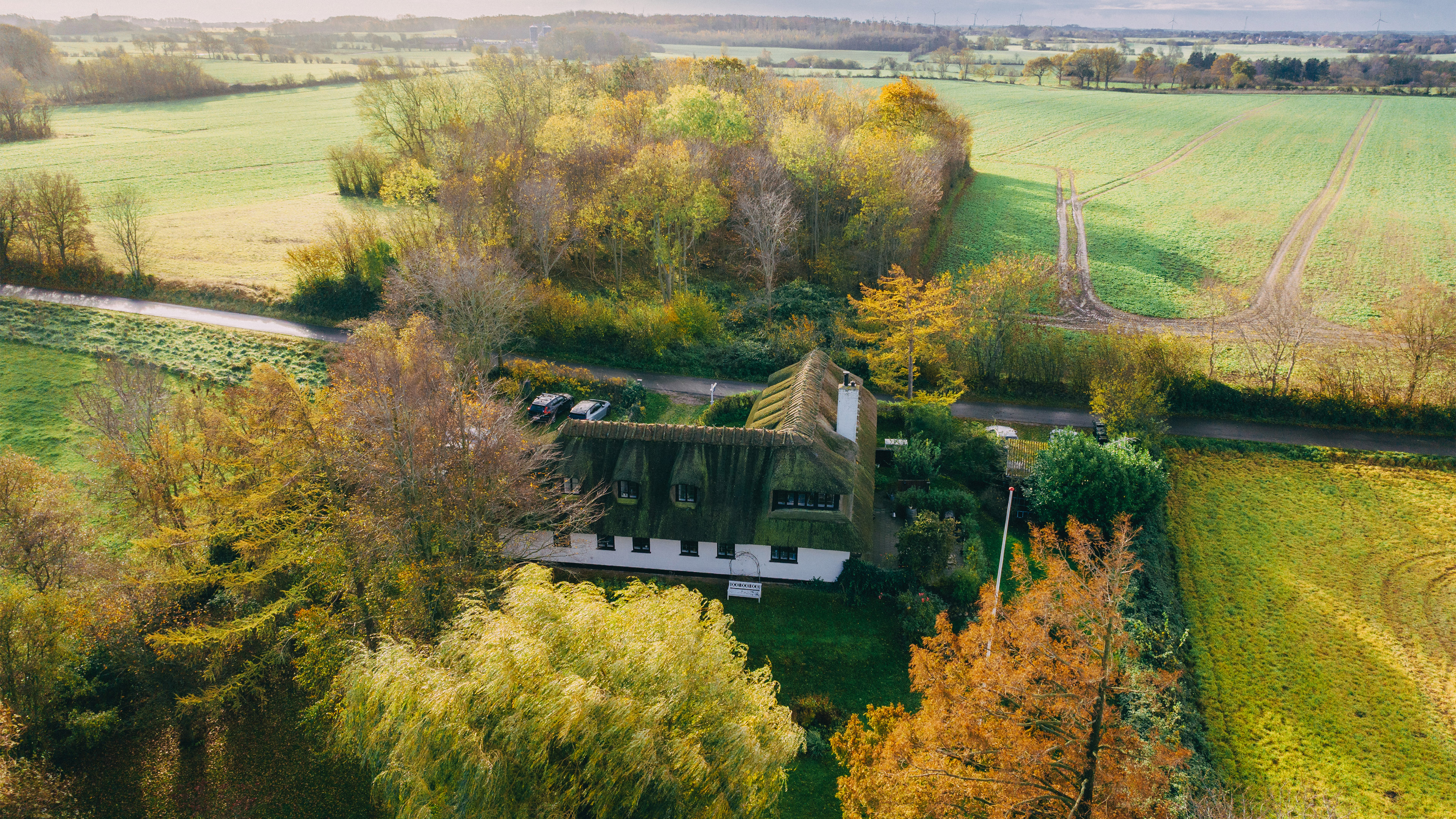 Dronefoto af AnnaHus overnatningssted på Langeland