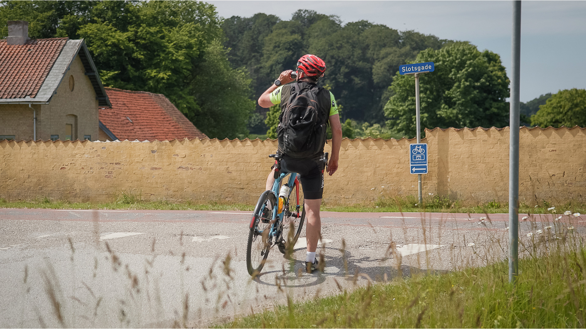 Radfahrer an der Slotsgade in Tranekær mit Radwegebeschilderung