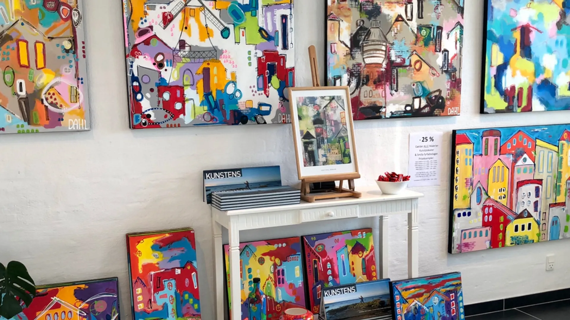 Gallery art by Daisy Dahl