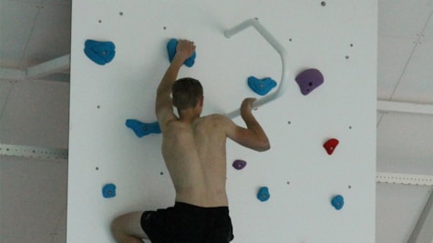 Kletterwand - über Wasser - in der Schwimmhalle Rødding