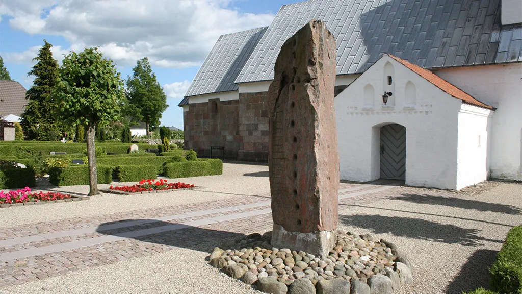 Runestenen ved Læborg Kirke