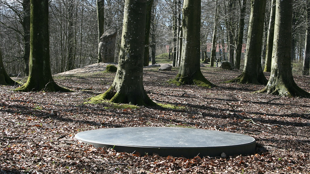 Moderne kunst i historisk mindepark: Lenticula i Skibelund Krat