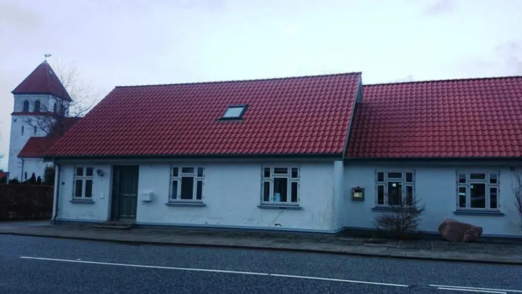 Stenderup church and the church house