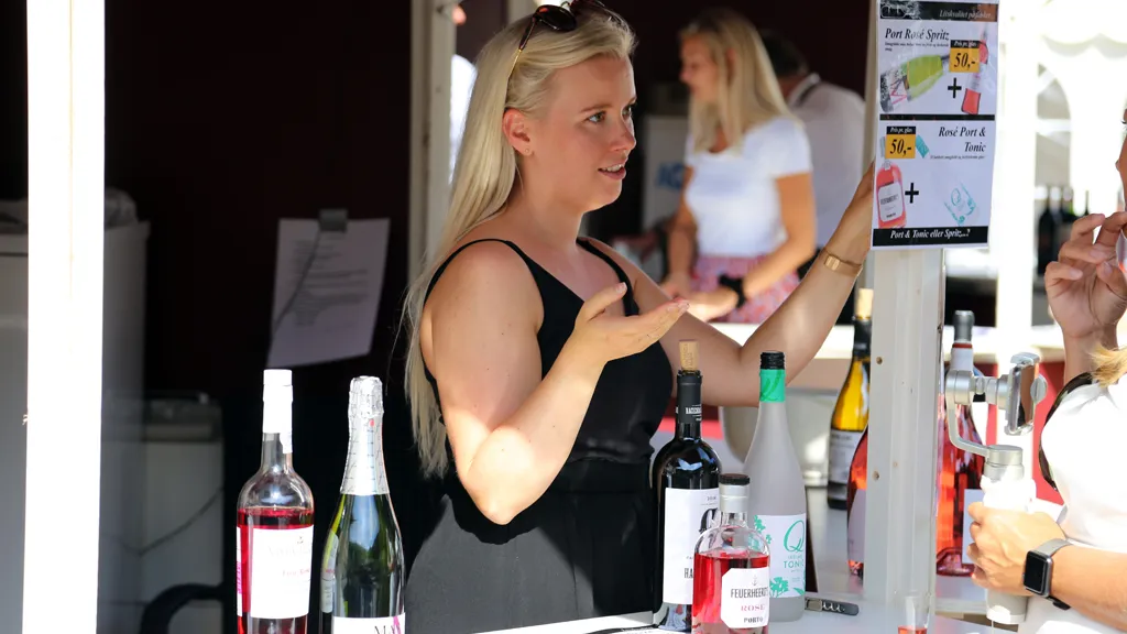 Vinfestival Christiansfeld _  Kvinde der sælger vin
