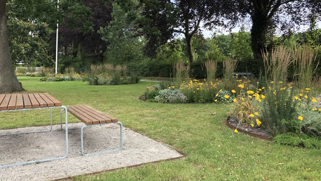 Genforeningspladsen Christiansfeld _ Bench and flowers