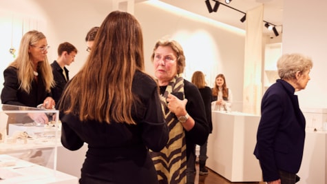 RVNHUS _ Showroom - billede af mennesker der taler