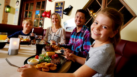 Lalandia - Restauranter - Billede af familie ved bord