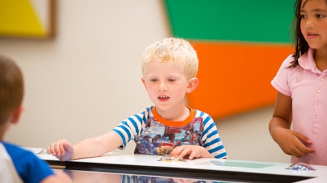 Junge und Mädchen lösen lustige Aufgaben im Kunstmuseum Trapholt