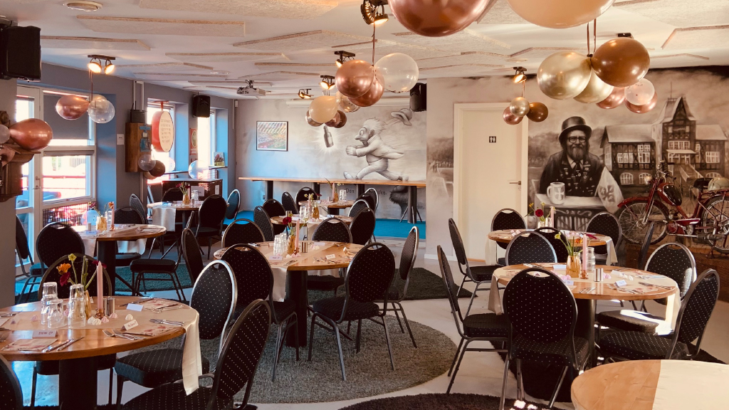 YouNeverWalkAlone -room for private parties