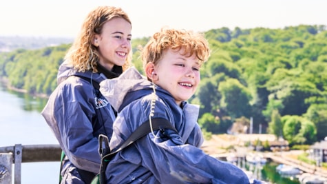 Zwei Kinder genießen die Aussicht vom alten Lillebæltsbro