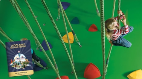 Barn klatrer i tove i junglerummet hos Nicolai for Børn