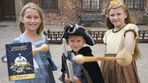 Three children have dressed up and are now ready to occupy Koldinghus.