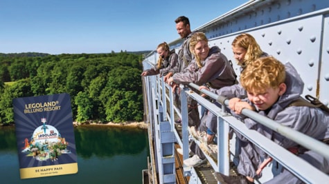 Familie genießt die Aussicht von der Spitze des alten Lillebæltsbro