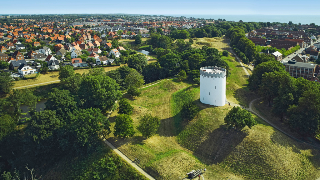  På en vandretur på voldanlægget i fæstningsbyen Fredericia kan du opleve det unikke landskab som er skabt af en blodig historie om en planlagt by, der blev bygget på baggrund af god militærstrategi.