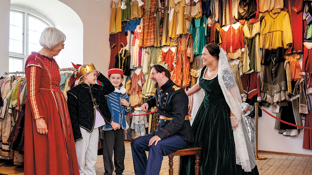 Die Familie hat Spaß beim Verkleiden in der großen Verkleidungskammer im Koldinghus