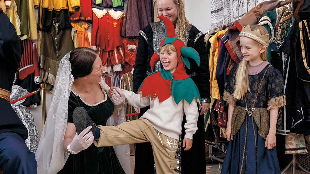 Junge macht Bart mit dem Kostümteam im Kostümzimmer des Koldinghus.
