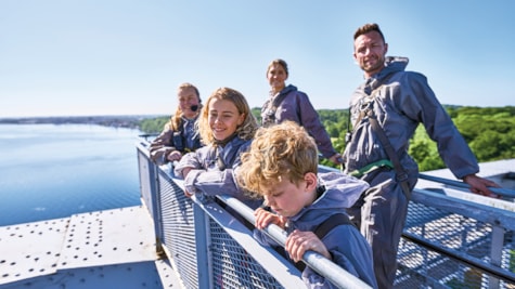 Familie står sammen med Guiden fra Bridgewalking og beundrer den smukke udsigt ud over Lillebælt.