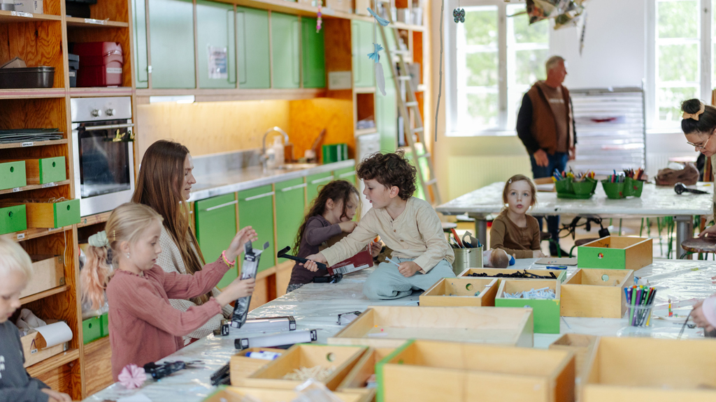 Kinder im Kreativraum