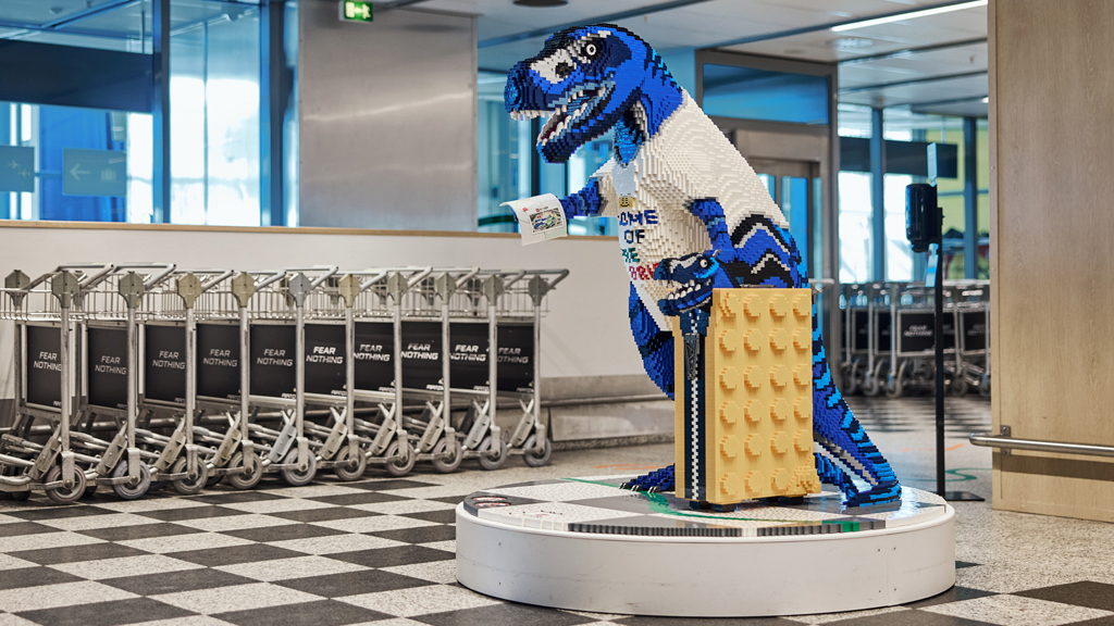Billede af legofigur i lufthavnen
