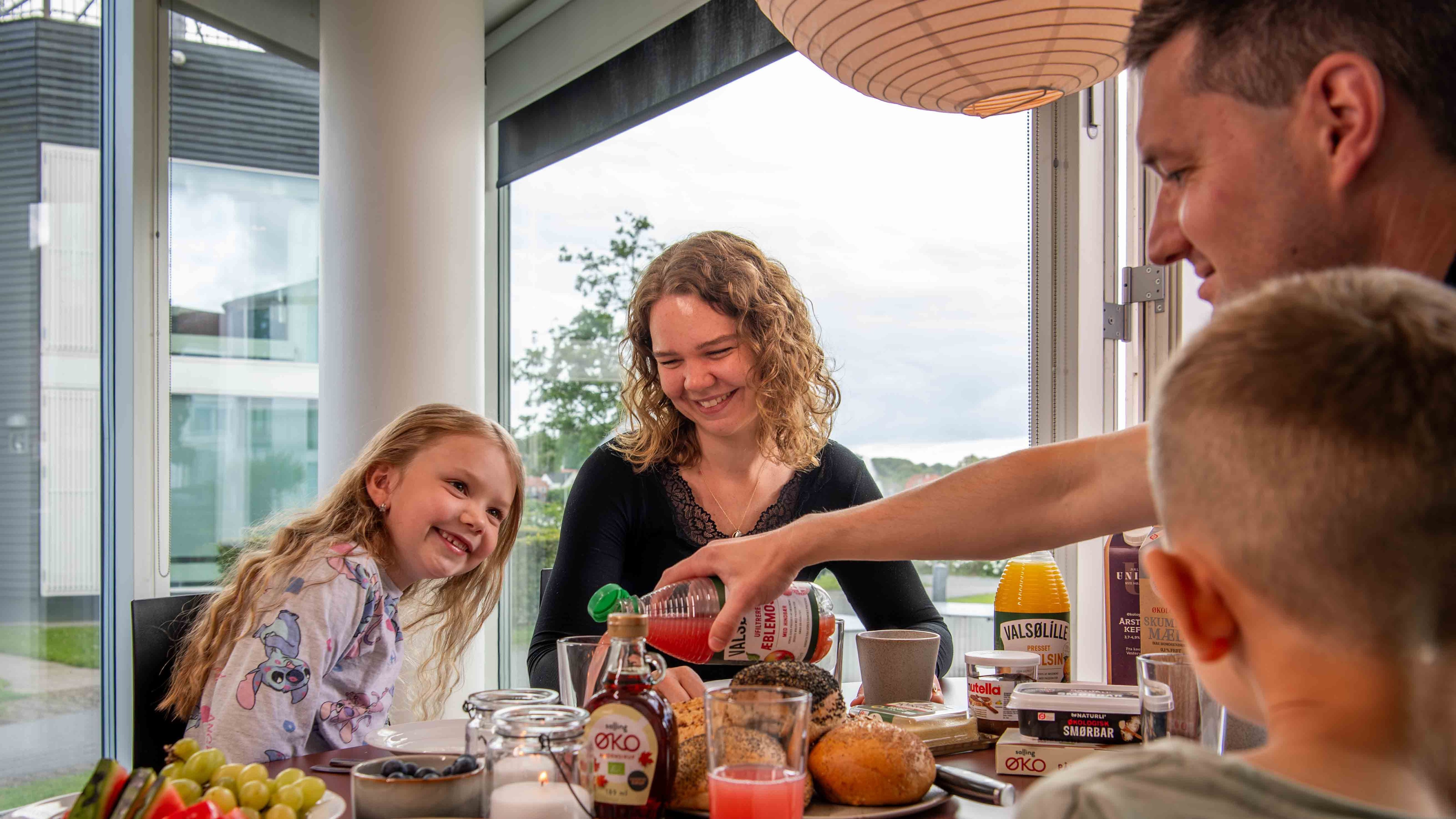 Frühstück am Tisch