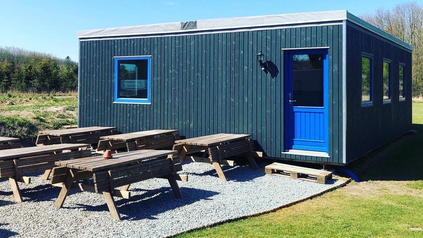 Clubhouse, outdoor tables