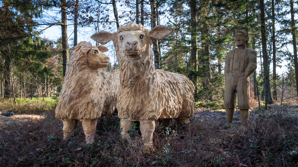 Holzfiguren im Wald