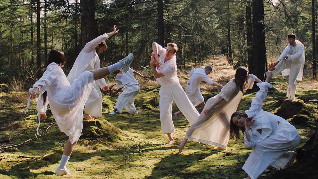 Dans under åben himmel - Deep Forest Art Land