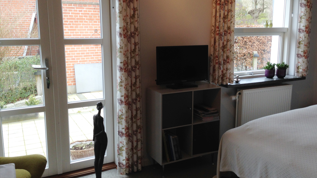 Fernseher im Zimmer bei Jessie's B&B