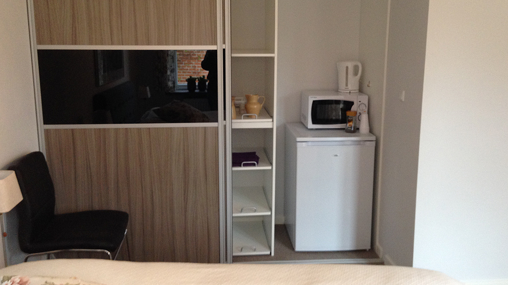 Schrank, Kühlschrank und Mikrowelle bei Jessie's B&B