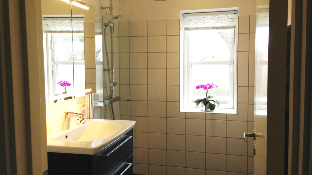 Badezimmer mit Dusche bei Jessie's B&B