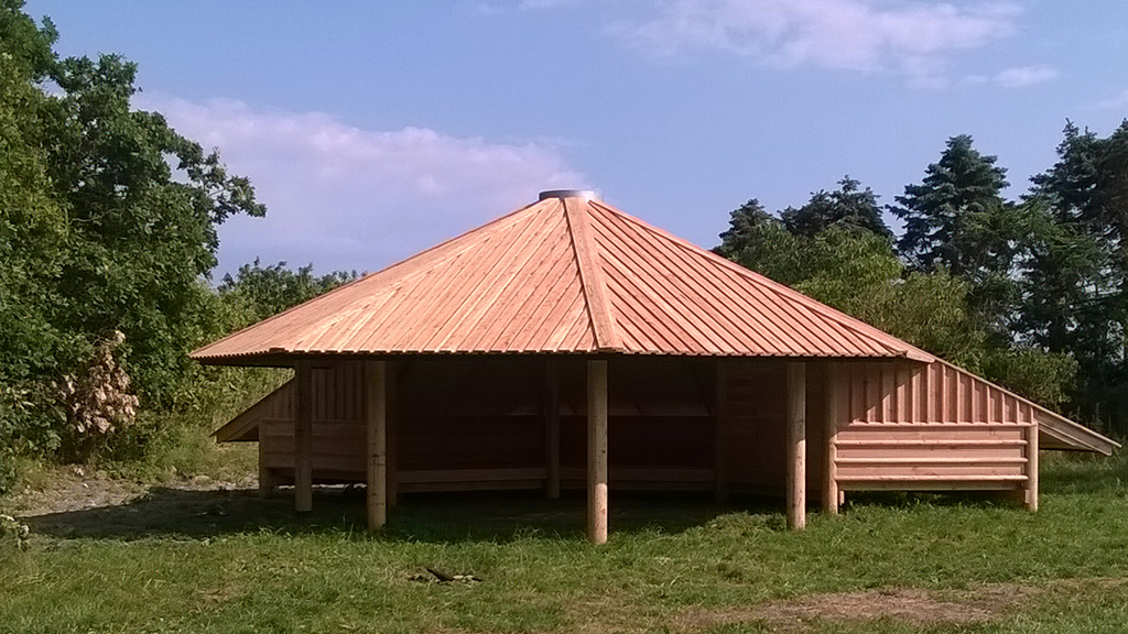 Shelter with a fire hut at Hølken Beach