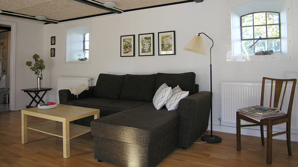Sofa in the living room at Rude Hougaard B&B in Odder