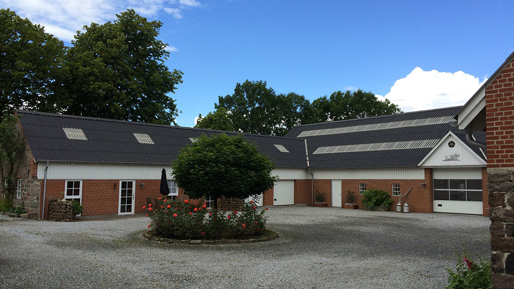 The courtyard at Rude Hougaard B&B in Odder